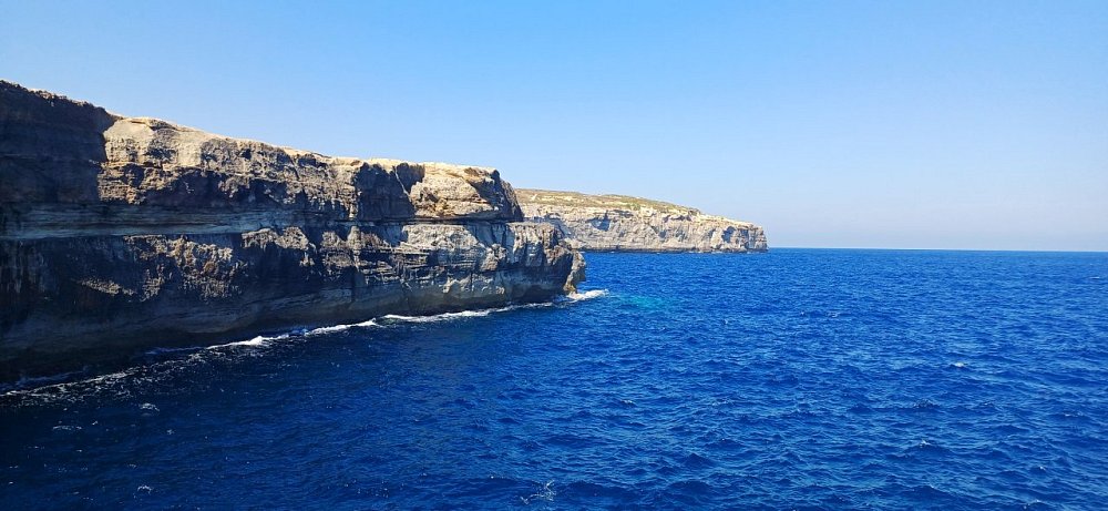 Útesy od jaskyne Katedrála.